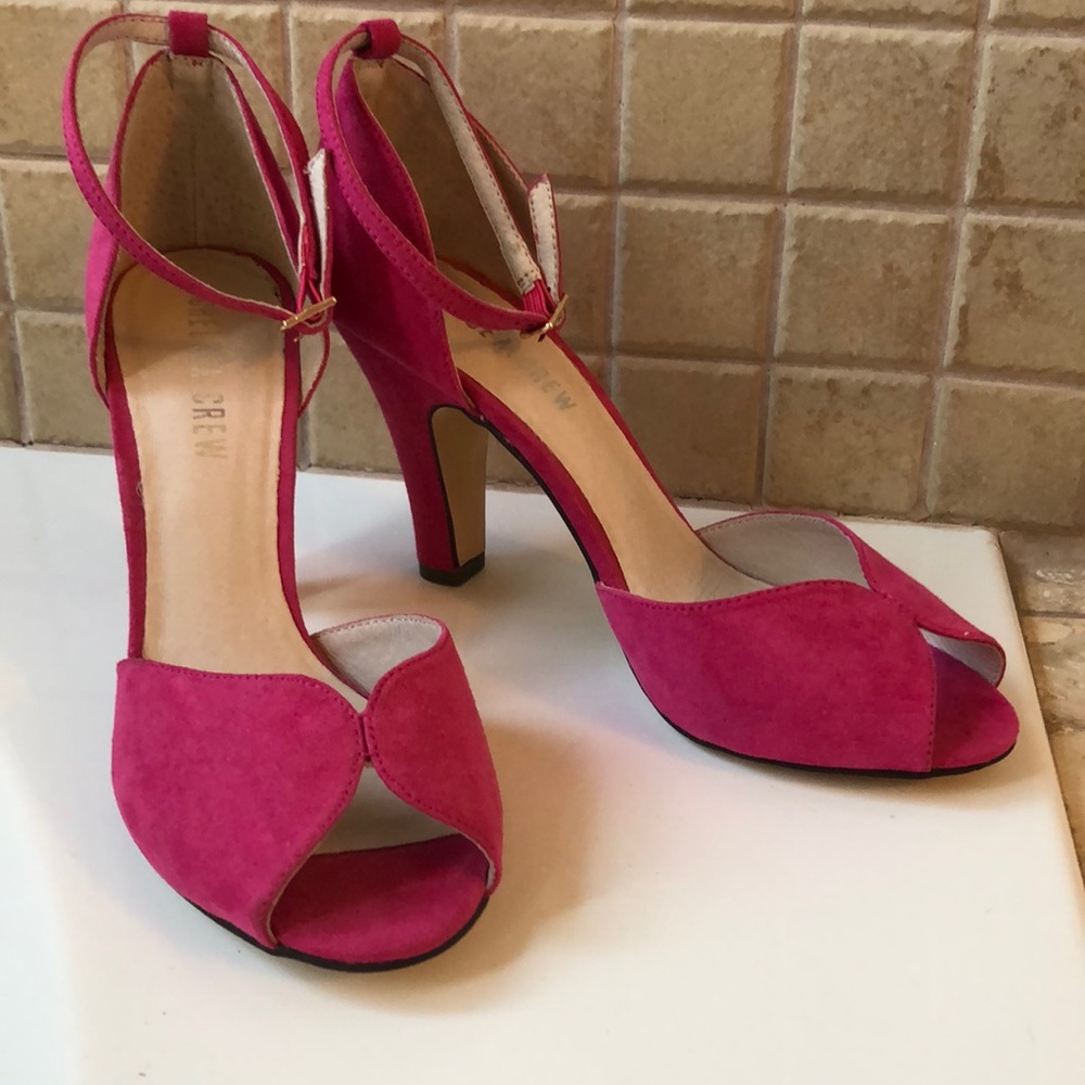 Brand new, never worn! Chelsea Crew Velvet Heels